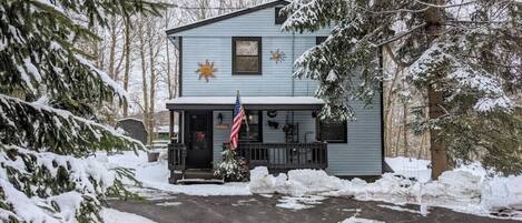 Welcome to the Harmony Cottage! In desirable Lake Harmony, complete with a Hot Tub, Firepit, Beach/Lake Access (walkable!)