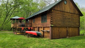 Log cabin equipped with canoes, life vest, kayaks and tubs to float down this spectacular river 