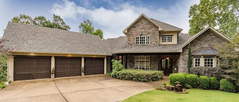 Sanctuary at Cedar Creek with large U-shaped driveway