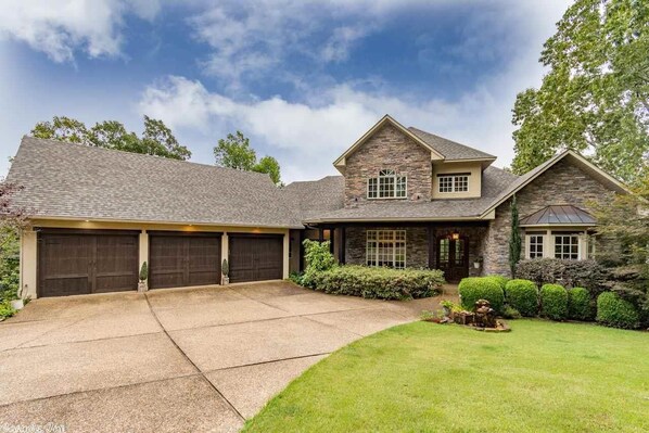 Sanctuary at Cedar Creek with large U-shaped driveway