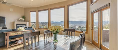 The View living room / dining room