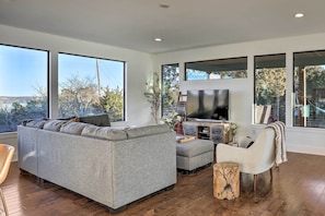 Living Room | Lake Views | Smart TV