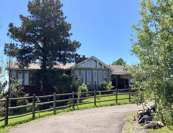 Welcome to Happy Trails Piney Creek, 2.5 acres full of barns & beautiful views!