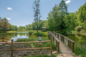 Community lake with gazebo and New River access!!!