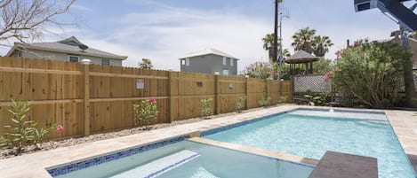 Private Heated pool and hot tub in the backyard!