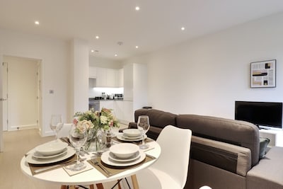 Luxury 1-Bed Flat, St Albans, Fast WiFi, Smeg Appliances