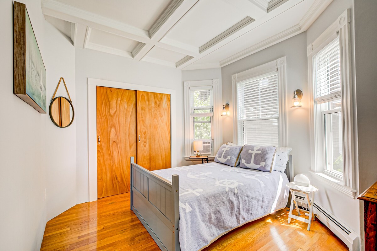 Ocean front and 3 beaches across ,parks, short walk to historic downtown!