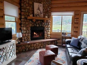 Updated living room furniture gives the space a true "den" feel. Leather sleeper sofa, 2 ottomans for kicking up those tired hiking feet and a soft leather lounge chair for best mountain views. Our gas fireplace is sure to keep you cozy and warm.