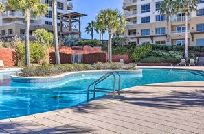 Resort Amenities | Outdoor Pool | Hot Tub | Fitness Center | Mini Golf Course