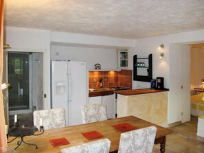 Cabinetry, Möbel, Countertop, Holz, Zimmerpflanze, Couch, Wohnzimmer, Haushaltsgerät, Interior Design, Komfort