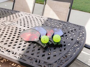 4 pickleball paddles & plenty of pickleballs