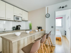 Möbel, Cabinetry, Eigentum, Countertop, Stuhl, Tabelle, Holz, Interior Design, Küche, Flooring