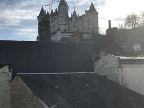 Vue sur le château depuis 2 des 3 chambres