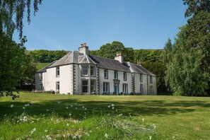 Mossfennan House - external views of the property
