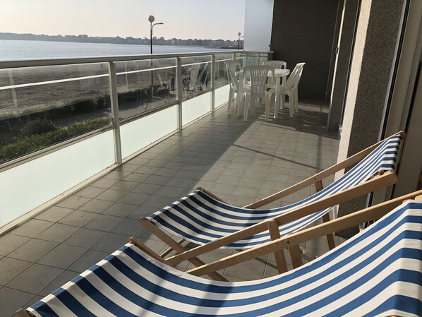 Grande terrasse avec vue sur la plage et la mer