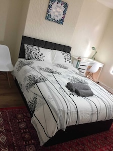 Modern Two Double Bed Full Entire House, Parking, WiFi