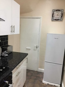 Modern Two Double Bed Full Entire House, Parking, WiFi