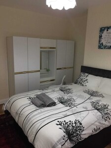 Modern Two Double Bed Full Entire House, Parking, WiFi