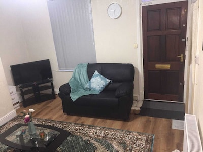 Modern Two Double Bed Full Entire House, Parking, WiFi