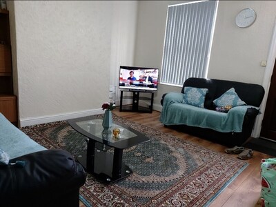 Modern Two Double Bed Full Entire House, Parking, WiFi