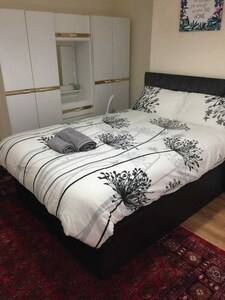 Modern Two Double Bed Full Entire House, Parking, WiFi