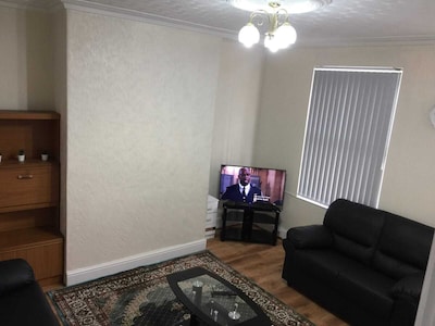 Modern Two Double Bed Full Entire House, Parking, WiFi