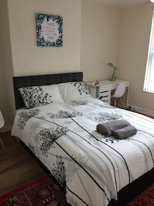 Modern Two Double Bed Full Entire House, Parking, WiFi