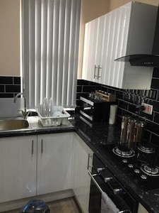 Modern Two Double Bed Full Entire House, Parking, WiFi