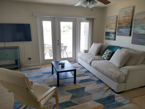 Comfortable couch, tv with cable and all the apps (Netflix, Prime Video, etc.)