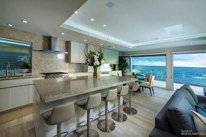 Slab granite island / breakfast bar