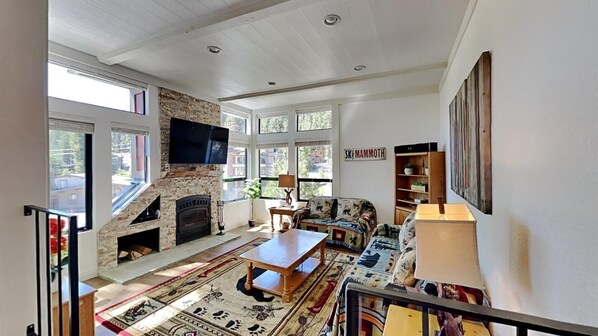 Open and Bright Condo Just Steps to Mammoth Mountain