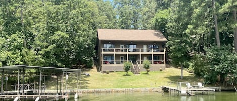 Easy walk to lake from home. Boat dock and swim dock available to use. 