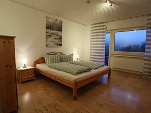 Ferienwohnung 6, 170 qm, 3 Schlafzimmer, 3 Wohn-/Schlafzimmer, Terrasse, max. 10 Personen + 2 Kinder