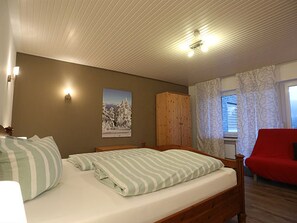 Ferienwohnung 6, 170 qm, 3 Schlafzimmer, 3 Wohn-/Schlafzimmer, Terrasse, max. 10 Personen + 2 Kinder