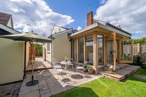 Gothic House Cottage, Clare: Enclosed rear garden with outdoor seating