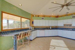 Kitchen & Dining Area | Cooking Basics | Dishware & Flatware Provided