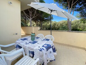 Table, Propriété, Meubles, Bâtiment, Chaise, Bleu Azur, Plante, Mobilier De Jardin, Ombre, Parapluie
