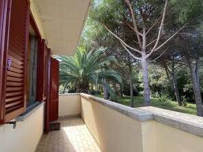 Bâtiment, Plante, Arbre, Ombre, Design Intérieur, Arecales, Bois, Zone Résidentielle, Façade, Immobilier
