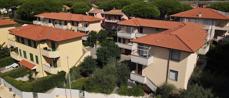 Nuage, Ciel, Bâtiment, Propriété, Fenêtre, Design Urbain, Maison, Arbre, Quartier, Plante