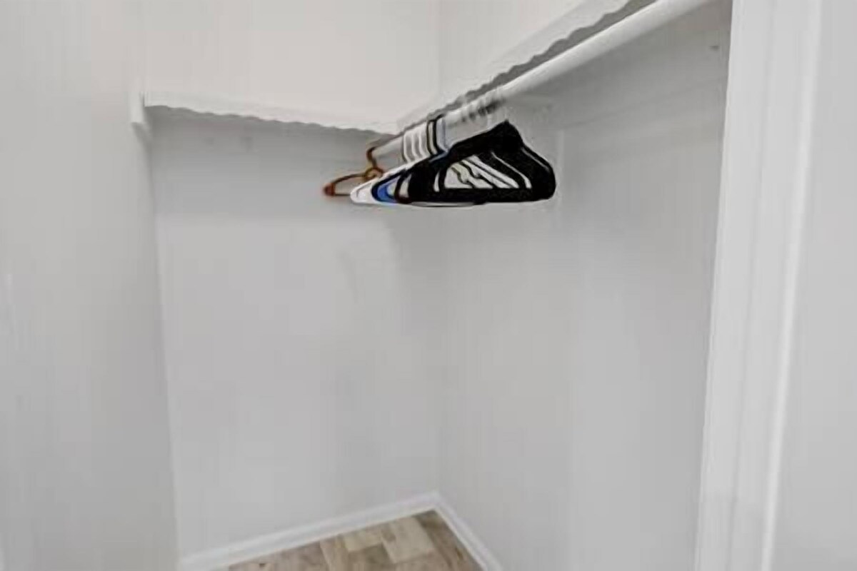 Chic Large 3 Bdrm DC 30m, IAD 12min, Shopping