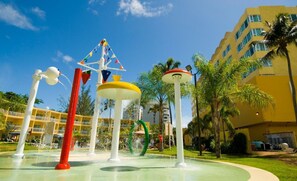 With this splash pool, your kids can never get bored!