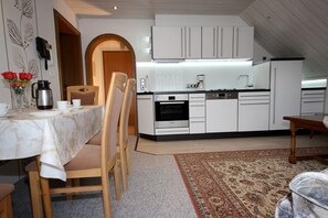 Ferienwohnung II mit Balkon und 2 Schlafzimmern-Esstisch mit Küche