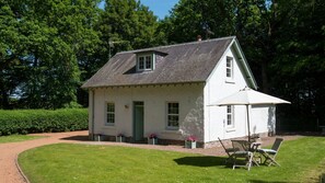 Wood Cottage - pretty external views of the cottage