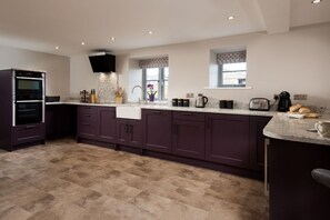 The Granary at Rothley East Shield - spacious kitchen with granite worktops and Butler's sink