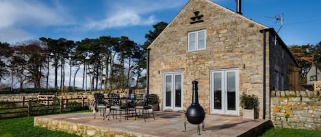 The Granary at Rothley East Shield - outdoor dining area for six guests with wood-burning chiminea