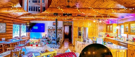 Cabin with 2 person Sauna and 4 Person hot tub