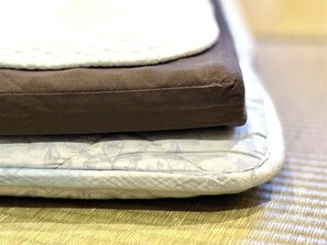 The futon has a three-layer structure consisting of a futon, a thin mattress, and a futon pad, allowing you to sleep comfortably.