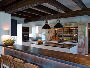 Can-Geco-28-Ibiza-2024-Villa kitchen