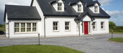 Derryleigh House, Luxury Self Catering Holiday Accommodation available in Boherbue, County Cork