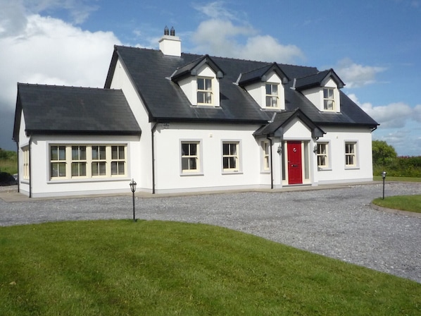 Derryleigh House, Luxury Self Catering Holiday Accommodation available in Boherbue, County Cork